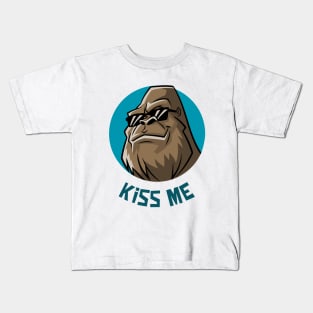 Kiss me! Kids T-Shirt